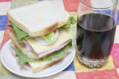 Jak uvařit šunkový sendvič se sýrem ? Snadné recept, připravený za Do 30 minut